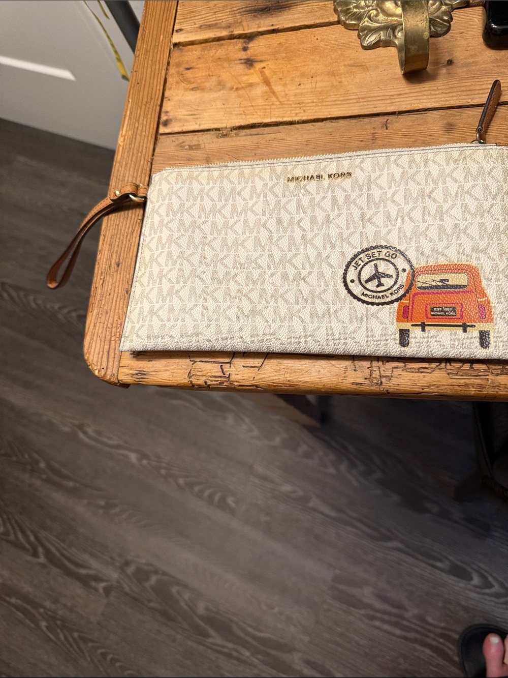 MICHAEL KORS Beige Signature Wristlet with Travel Graphic